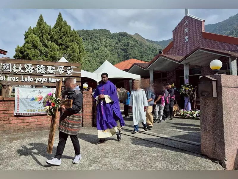 引導家屬前往火化場。