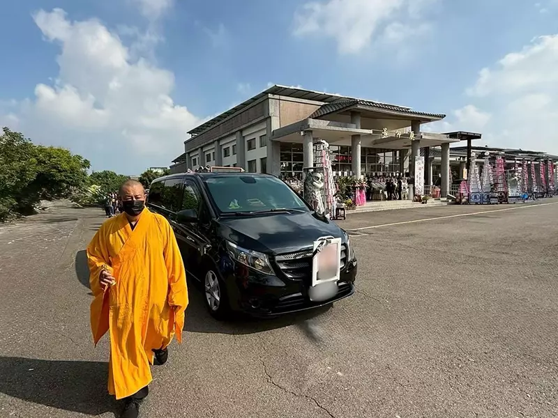 高級靈車接送靈柩至火化場