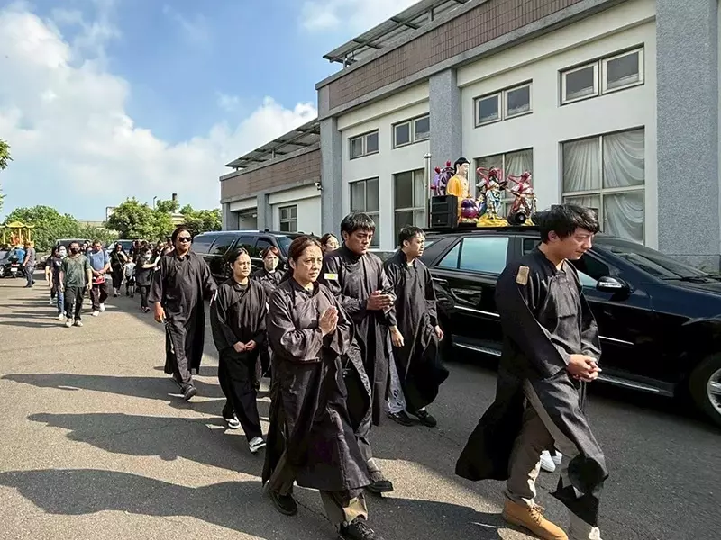 工作人員引導家屬前往火化場