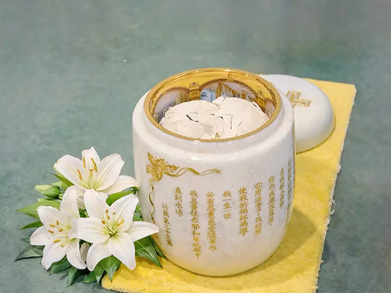 協助家屬進行撿骨封罐儀式
