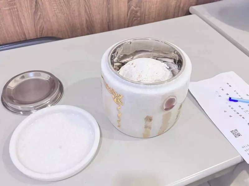 協助家屬進行撿骨封罐儀式