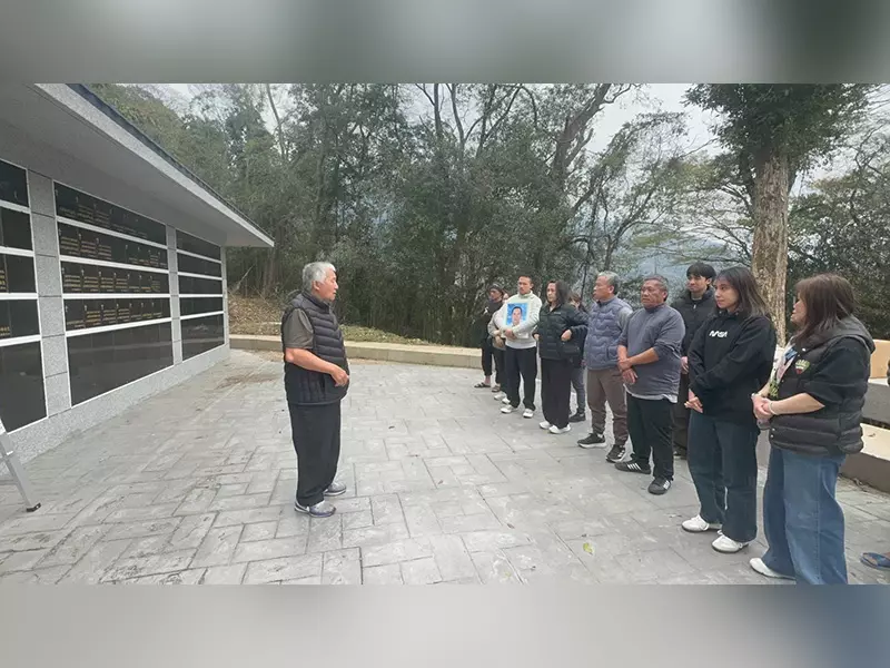 引導家屬完成進塔儀式