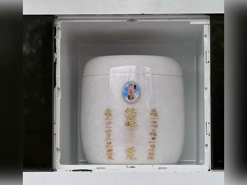 引導家屬完成進塔儀式